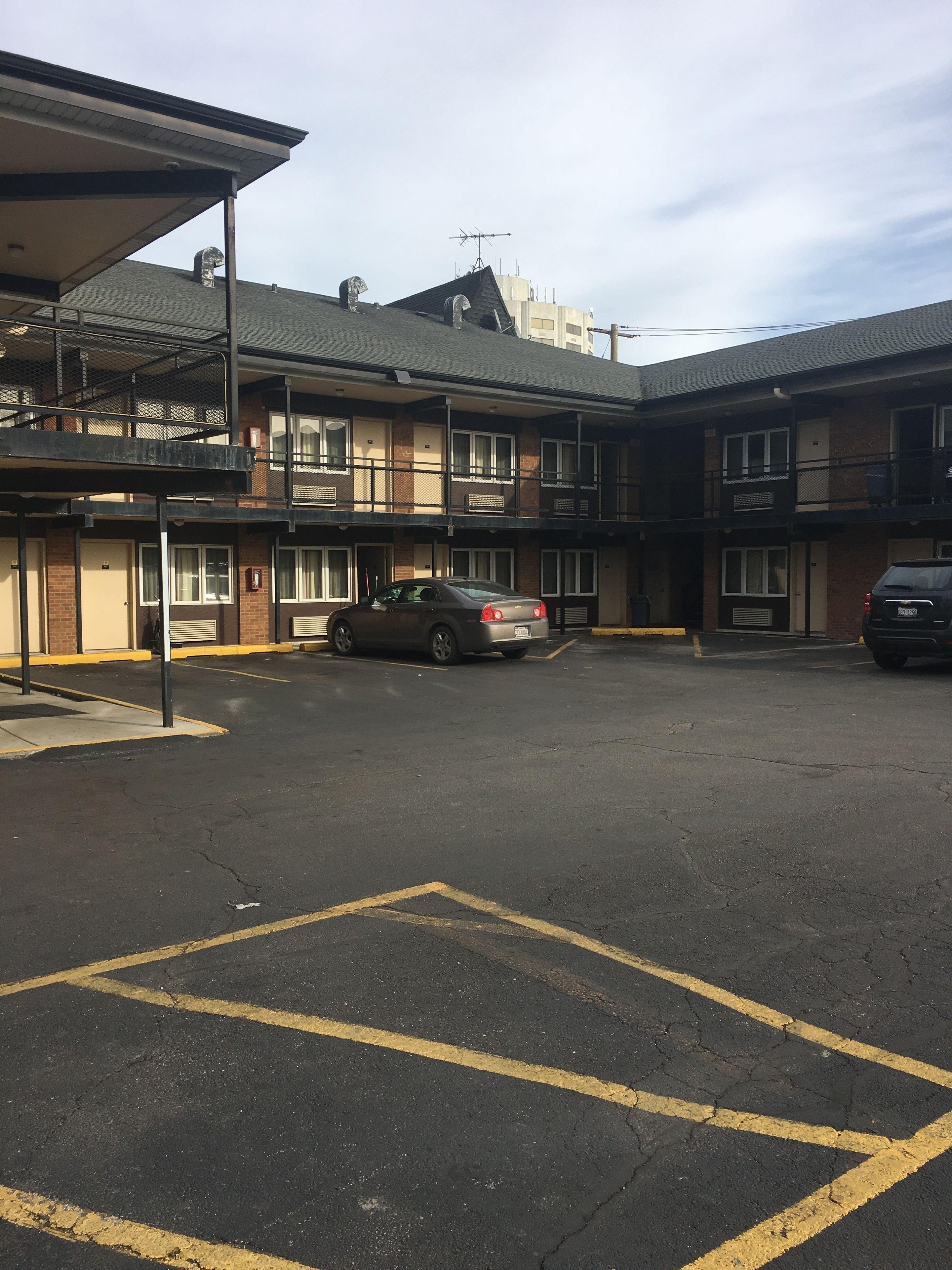 MIDWAY INN & SUITES, OAK LAWN